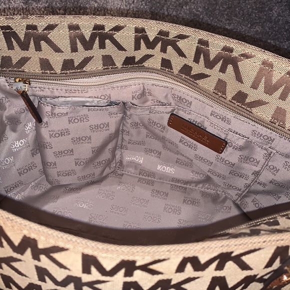 Perfect condition authentic Michael Kors purse - Picture 4 of 7